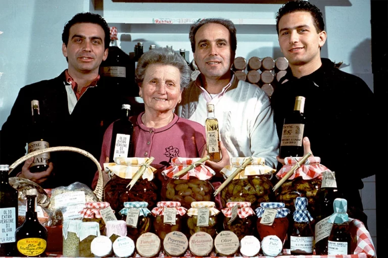 Photo de famille avec des bocaux de conserves artisanales