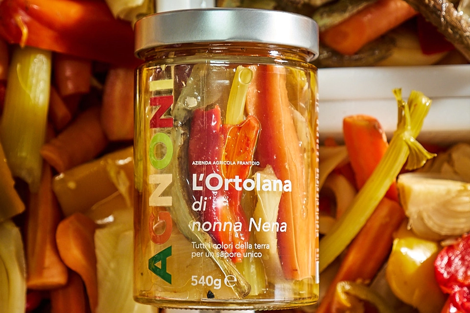 Logo Agnoni sur un bocal de légumes marinés