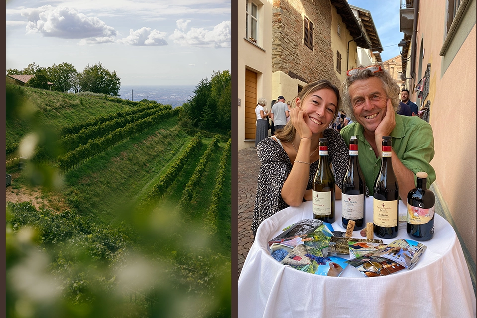 Giuseppe et Andrea Ballarin sur la terrasse, présentant une bouteille de leur cuvée de vin.