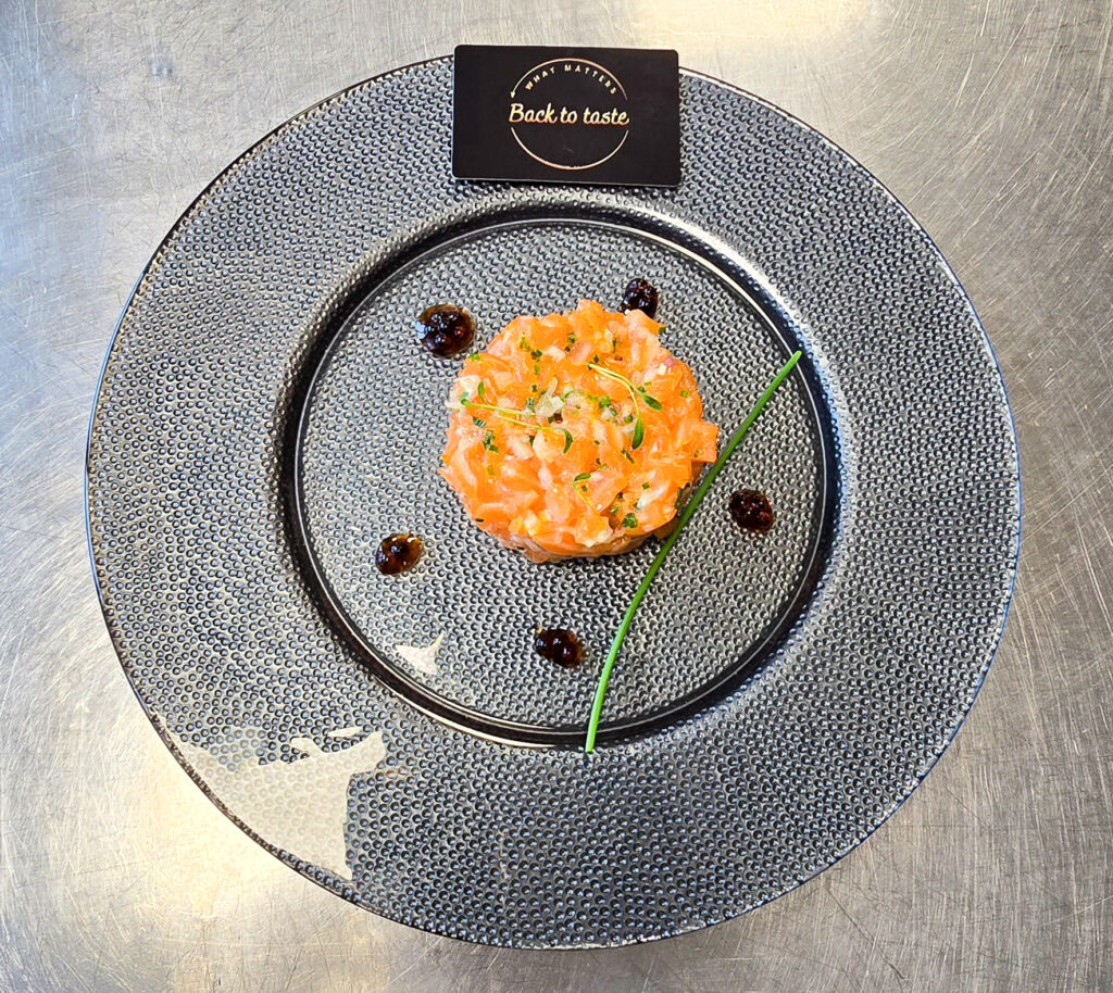 Tartare de saumon frais agrumes huile d’olive